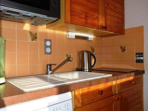 a kitchen counter with a sink and a microwave at Appartement Le Grand-Bornand, 1 pièce, 4 personnes - FR-1-241-98 in Le Grand-Bornand