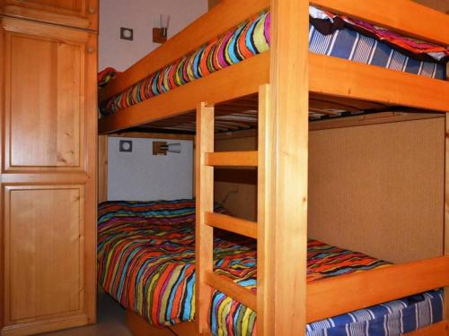 a bunk bed in a room with a bunk bedutenewayewayangering at Appartement Le Grand-Bornand, 1 pièce, 4 personnes - FR-1-241-98 in Le Grand-Bornand
