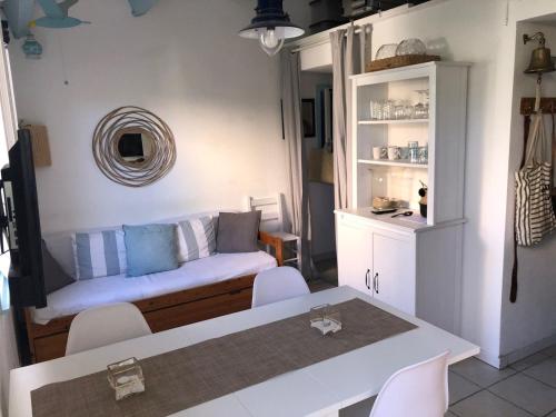 Photo de la galerie de l'établissement Villa T2 Climatisée avec Piscine, Jardin et Parking – Idéale pour 4 à Port Barcarès - FR-1-81-260, au Barcarès