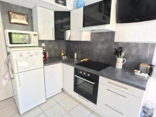 Photo de la galerie de l'établissement Villa T2 Climatisée avec Piscine, Jardin et Parking – Idéale pour 4 à Port Barcarès - FR-1-81-260, au Barcarès