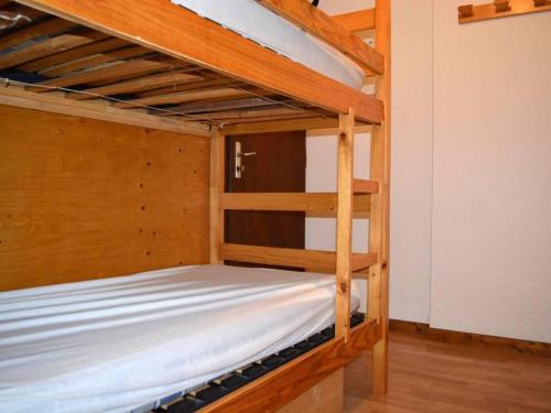 a bedroom with two bunk beds in a room at Appartement Le Grand-Bornand, 1 pièce, 4 personnes - FR-1-241-95 in Le Grand-Bornand