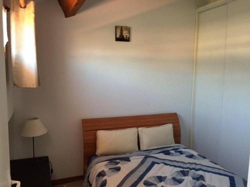 a bedroom with a bed with a blue and white comforter at Villa Port Barcarès, 3 pièces, 6 personnes - FR-1-81-270 in Le Barcarès