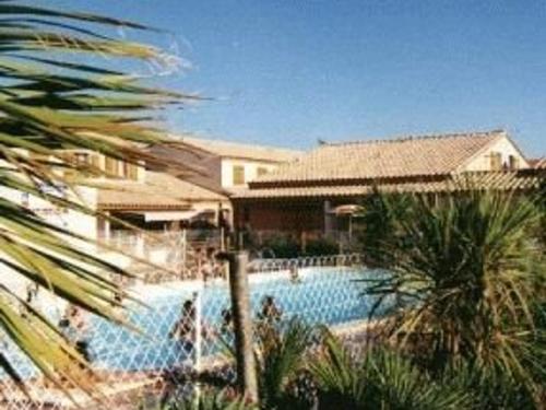 une piscine devant une maison dans l'établissement Villa T3 Mezzanine 6 pers. avec piscine, parking privé, proche plage et commerces - FR-1-81-270, au Barcarès