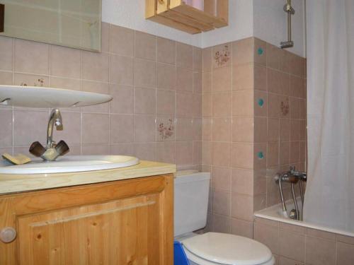 une salle de bain avec toilettes, lavabo et douche dans l'établissement Studio ensoleillé 4 pers. avec balcon et parking, 200m des pistes, au cœur du Chinaillon - FR-1-241-107, au Grand-Bornand