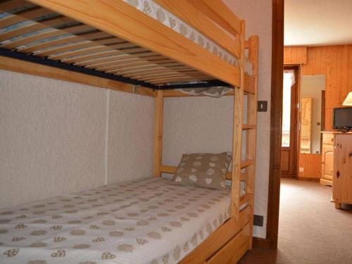 a bedroom with two bunk beds in a room at Appartement Le Grand-Bornand, 1 pièce, 4 personnes - FR-1-241-112 in Le Grand-Bornand