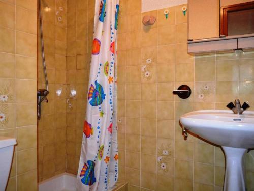 a bathroom with a shower curtain and a sink at Appartement Le Grand-Bornand, 1 pièce, 4 personnes - FR-1-241-112 in Le Grand-Bornand