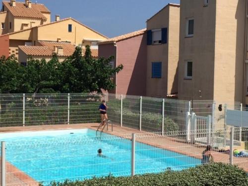 Photo de la galerie de l'établissement Studio cabine 4 pers avec piscine, parking sécurisé, BBQ et proche plage - FR-1-81-281, au Barcarès
