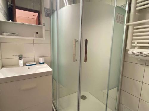 une salle de bain avec une douche en verre et un lavabo dans l'établissement Villa 2 Pièces Climatisée avec Terrasse, Face à la Mer, Parking Privé, Proche Commerces et Plage - FR-1-81-343, à Port-Leucate