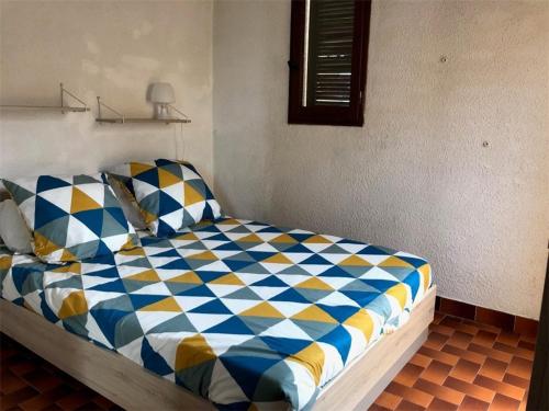 - une chambre avec un lit bleu dans l'établissement Villa 2 Pièces Climatisée avec Terrasse, Face à la Mer, Parking Privé, Proche Commerces et Plage - FR-1-81-343, à Port-Leucate