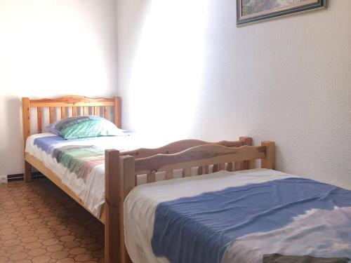 מיטה או מיטות בחדר ב-Villa La Franqui, 2 pièces, 4 personnes - FR-1-81-370