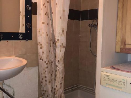 une salle de bain avec douche et lavabo dans l'établissement T2+cabine climatisé avec parking, 4 pers., Port Leucate - FR-1-81-354, à Port-Leucate