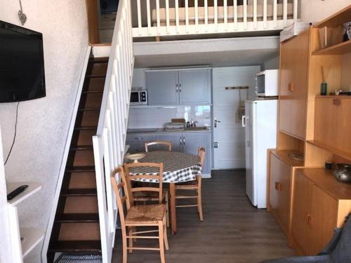 une cuisine et une salle à manger avec une table et un escalier dans l'établissement Appartement 2P+Mezzanine 5 pers, Mer et Parking, Port Barcarès - FR-1-81-191, à Port-Leucate
