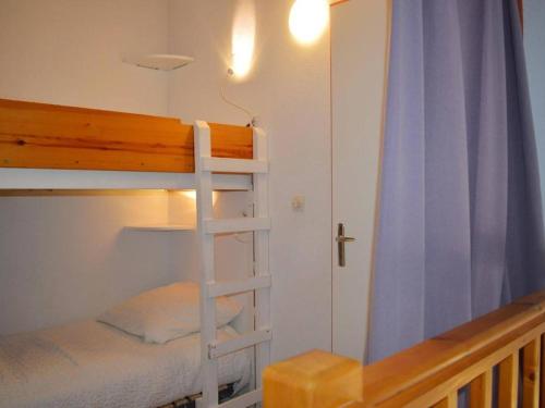 Etagenbett mit Leiter in einem Zimmer in der Unterkunft Maison Narbonne, 3 pièces, 6 personnes - FR-1-229B-467 in Narbonne