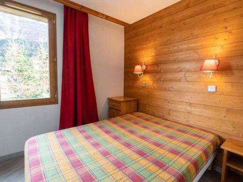 une chambre avec un lit et une fenêtre dans l'établissement Bel appart 2 pièces avec balcon et casier à skis - FR-1-291-697, à Valmorel