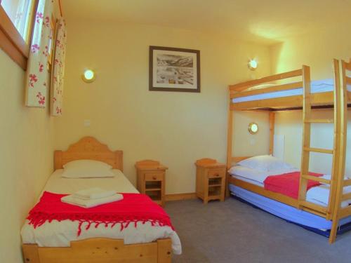a bedroom with two bunk beds and a ladder at Appartement Valmorel, 5 pièces, 11 personnes - FR-1-291-700 in Valmorel