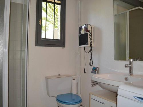 une salle de bain avec toilettes, lavabo et fenêtre dans l'établissement Villa 2 pièces mezzanine, piscine, proche plage, 2 terrasses, BBQ, parking, calme. - FR-1-225D-323, à Saint Cyprien Plage