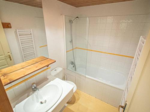y baño con aseo, ducha y lavamanos. en Appartement Valmorel, 3 pièces, 7 personnes - FR-1-291-708, en Valmorel