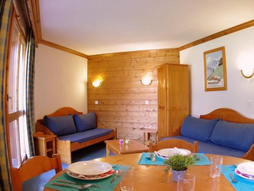 un salon avec un canapé bleu et une table dans l'établissement Appartement spacieux avec terrasse, 2 chambres, animaux acceptés à Valmorel - FR-1-291-726, à Valmorel