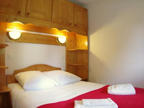 une chambre avec un lit avec deux serviettes dessus dans l'établissement Appartement spacieux avec terrasse, 2 chambres, animaux acceptés à Valmorel - FR-1-291-726, à Valmorel