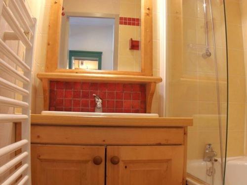 baño con lavabo y un gato sentado en un espejo en Appartement Valmorel, 2 pièces, 5 personnes - FR-1-291-713, en Valmorel