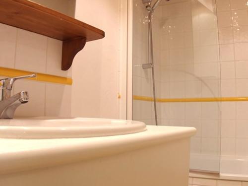 a bathroom with a sink and a shower at Appartement Valmorel, 3 pièces, 7 personnes - FR-1-291-726 in Valmorel