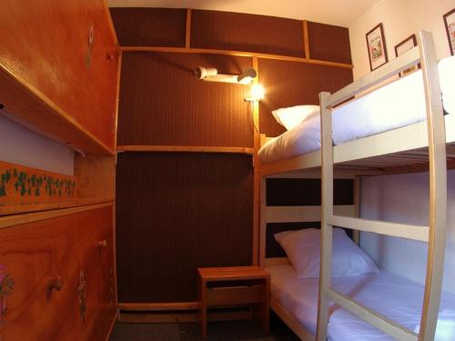 ヴァルモレルにあるAppartement Valmorel, 2 pièces, 6 personnes - FR-1-291-721の二段ベッド2組付きの二段ベッド付きの部屋