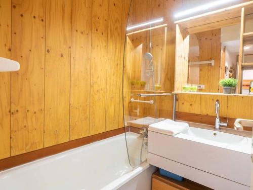Ένα μπάνιο στο Appartement Valmorel, 2 pièces, 5 personnes - FR-1-291-740