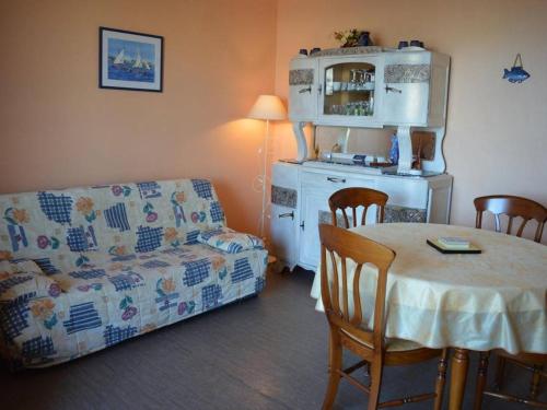 un salon avec une table et un canapé dans l'établissement Appartement 3 pièces, central, proche plage, 6 couchages, vue mer, lave-vaisselle, animaux admis - FR-1-225C-318, à Banyuls-sur-Mer