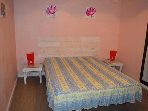 - une chambre avec un lit avec deux tables et deux haut-parleurs dans l'établissement Appartement 3 pièces, central, proche plage, 6 couchages, vue mer, lave-vaisselle, animaux admis - FR-1-225C-318, à Banyuls-sur-Mer