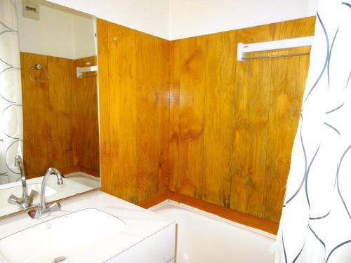 une salle de bain avec une baignoire, un lavabo et un miroir dans l'établissement Studio divisible pour 4 pers avec terrasse, casier à skis à Valmorel - FR-1-291-757, à Valmorel