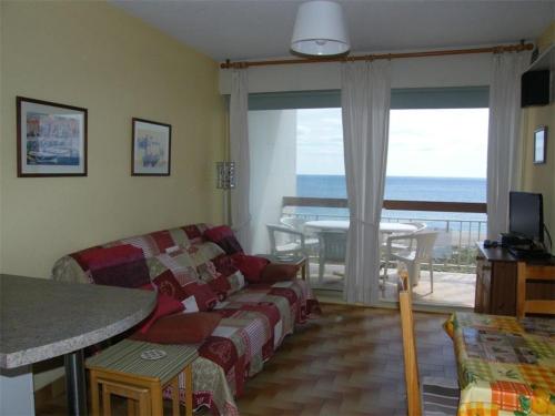 un salon avec un canapé et une table dans l'établissement Superbe T2 à Port Barcarès, plage à pied, parking privé - FR-1-81-295, à Port-Leucate
