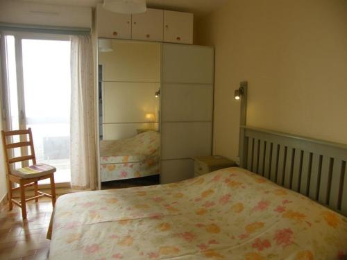 ポール・ルカートにあるAppartement Port Barcarès, 2 pièces, 4 personnes - FR-1-81-295のベッドルーム1室(ベッド1台、椅子、窓付)