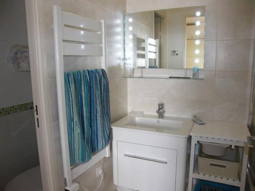 une salle de bain avec un lavabo et un miroir dans l'établissement Superbe T2 à Port Barcarès, plage à pied, parking privé - FR-1-81-295, à Port-Leucate
