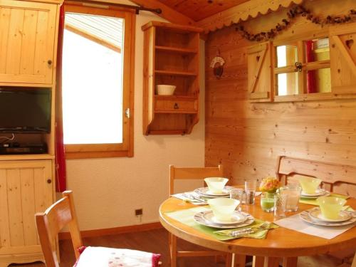 - une salle à manger avec une table dans une cabine dans l'établissement Charmant 2 pièces pour 5 pers. à Valmorel, balcon sud, près ESF, animaux OK, ménage inclus - FR-1-291-756, à Valmorel
