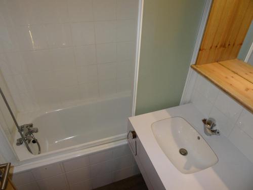 une salle de bain avec un lavabo, une baignoire et des toilettes dans l'établissement Charmant 2 pièces pour 5 pers. à Valmorel, balcon sud, près ESF, animaux OK, ménage inclus - FR-1-291-756, à Valmorel