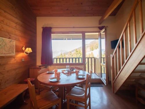 une salle à manger avec une table et une grande fenêtre dans l'établissement 2 pièces + mezzanine Valmorel, 5 pers, balcon, linge et ménage inclus - FR-1-291-761, à Valmorel
