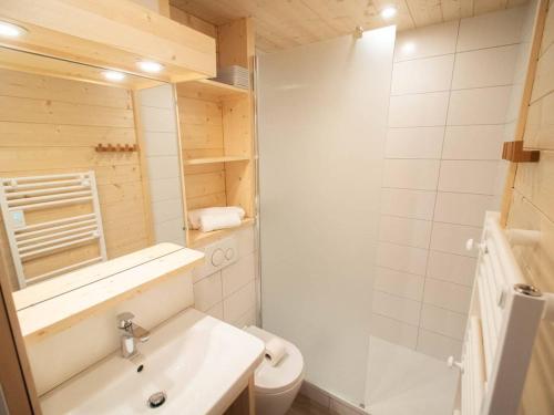 une petite salle de bain avec un lavabo et des toilettes dans l'établissement 2 pièces + mezzanine Valmorel, 5 pers, balcon, linge et ménage inclus - FR-1-291-761, à Valmorel