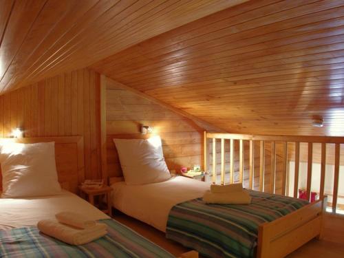 - une chambre avec 2 lits dans une cabane en bois dans l'établissement 2 pièces + mezzanine Valmorel, 5 pers, balcon, linge et ménage inclus - FR-1-291-761, à Valmorel