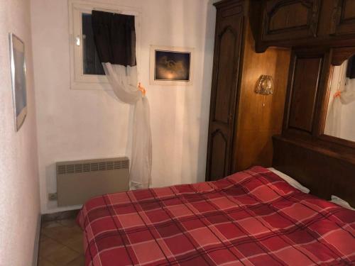 樂巴凱爾斯的住宿－Villa Port Barcarès, 3 pièces, 6 personnes - FR-1-81-372，一间卧室配有床和带窗帘的窗户
