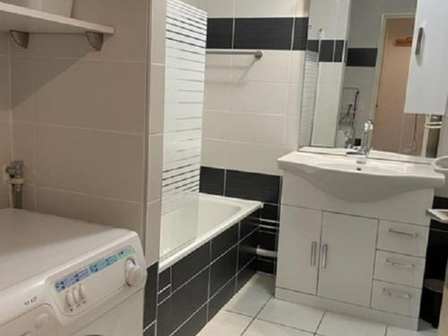 une salle de bain avec un lavabo et une baignoire et un lavabo dans l'établissement Appartement 3 pièces, 7 pers. avec WIFI, à 20m des pistes, balcons et casier à skis - FR-1-262-77, à Forest des Baniols