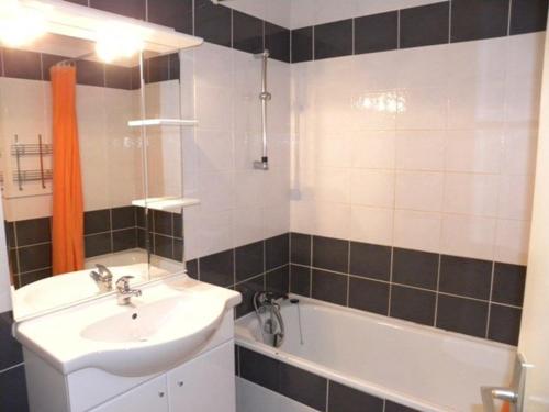 une salle de bain avec un lavabo et une baignoire dans l'établissement Appartement lumineux 8 pers, pied des pistes, 2 ch, balcon, cuisine équipée, proche commerces et sports - FR-1-262-91, à Forest des Baniols