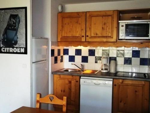 Η κουζίνα ή μικρή κουζίνα στο T3 lumineux 7 pers, 100m des pistes, parking couvert, casier à skis, proche commerces et loisirs. - FR-1-262-115