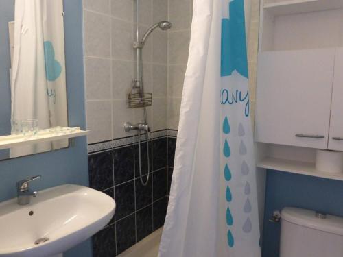 La salle de bains est pourvue d'un lavabo et d'un rideau de douche. dans l'établissement Maison Bretignolles-sur-Mer, 4 pièces, 6 personnes - FR-1-224A-26, à Bretignolles-sur-Mer