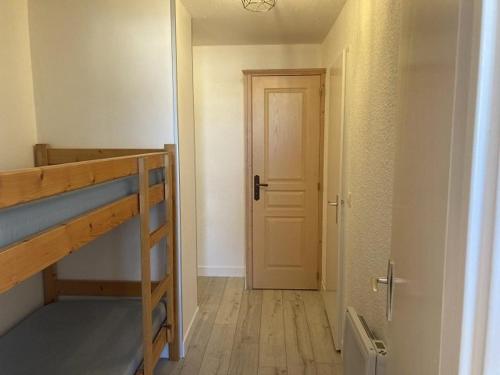 Cette chambre dispose de lits superposés et d'une porte. dans l'établissement Maxi Studio à Orcières : 4 pers, proche des pistes, lumineux avec 2 balcons & Wi-Fi - FR-1-262-99, à Forest des Baniols