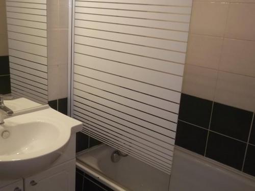 une salle de bain avec un lavabo, des toilettes et une douche dans l'établissement Maxi Studio 6 pers avec Terrasse Sud, Centre Station, 20m des Pistes - Orcières Merlette - FR-1-262-123, à Forest des Baniols