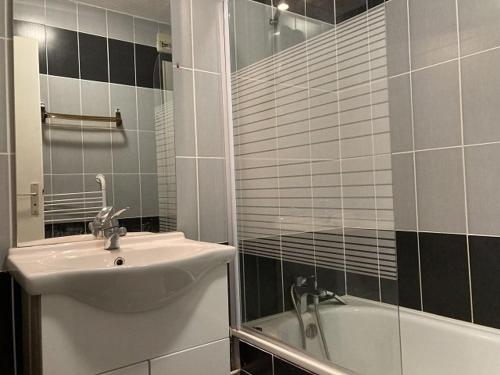 ein Badezimmer mit Waschbecken, Dusche und Badewanne in der Unterkunft Maxi studio lumineux pour 4 pers. à Orcières Merlette, proche pistes et commerces, loggia sud - FR-1-262-128 in Forest des Baniols