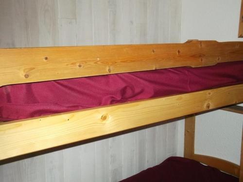 Forest des BaniolsにあるAppartement Orcières Merlette, 1 pièce, 4 personnes - FR-1-262-132の木製の二段ベッド(赤いシーツ付)