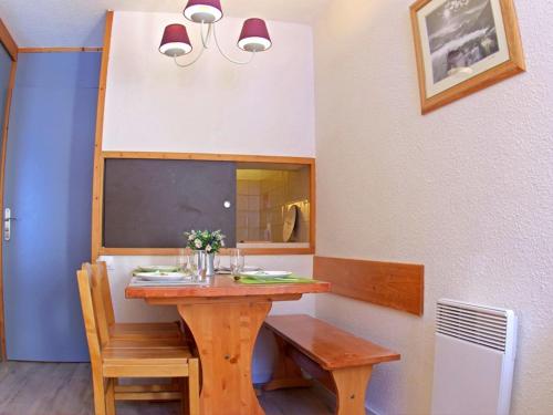 - une table à manger avec 2 chaises, une table et un miroir dans l'établissement Studio divisible rénové avec balcon et animaux acceptés à Valmorel - FR-1-291-788, à Valmorel