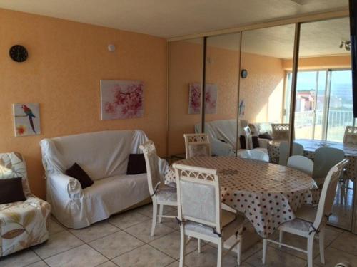 un salon avec une table, des chaises et un canapé dans l'établissement Appartement T3, 6 pers, BBQ, terrasse, parking, plage à prox. - FR-1-81-397, à Port-Leucate