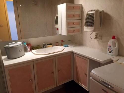 une salle de bain avec un lavabo et un miroir dans l'établissement Appartement T3, 6 pers, BBQ, terrasse, parking, plage à prox. - FR-1-81-397, à Port-Leucate